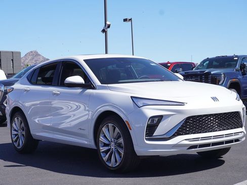 Certified 2025 Buick Envista Avenir image 4