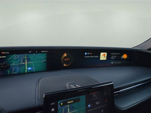 Used 2024 Lincoln Nautilus Reserve w/ Equipment Group 202A image 13