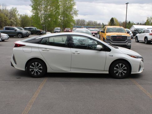 Used 2020 Toyota Prius Prime XLE FWD image 4