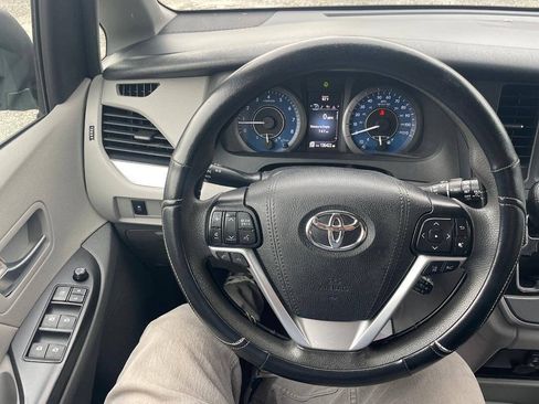 Used 2020 Toyota Sienna LE FWD image 18