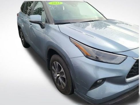 Used 2023 Toyota Highlander XLE image 6