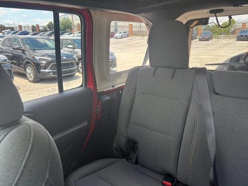 Used 2025 Jeep Wrangler Unlimited Sahara AWD/4WD image 34