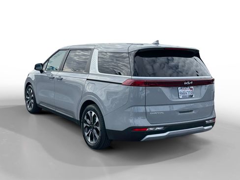 Used 2024 Kia Carnival EX FWD image 3