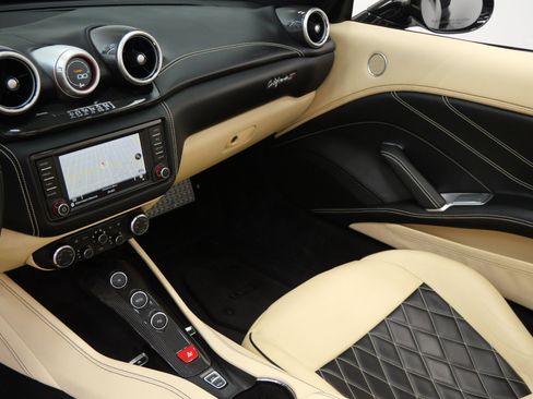 Used 2015 Ferrari California T RWD image 33