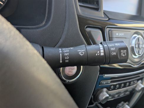 Used 2020 Nissan Pathfinder SV image 31