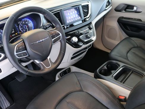 Used 2020 Chrysler Pacifica Touring-L image 18