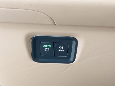 Used 2025 Porsche Cayenne image 28