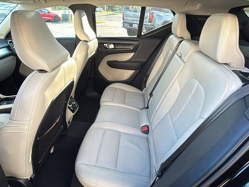 Used 2022 Volvo XC40 T5 Momentum w/ Premium Package AWD/4WD image 9