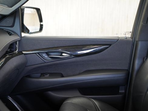 Used 2018 Cadillac Escalade Platinum image 31