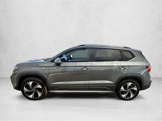 Used 2024 Volkswagen Taos SE w/ Panoramic Sunroof Package AWD/4WD video 3