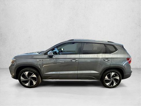 Used 2024 Volkswagen Taos SE w/ Panoramic Sunroof Package AWD/4WD image 3