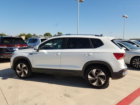 Certified 2024 Volkswagen Taos SE AWD/4WD image 3