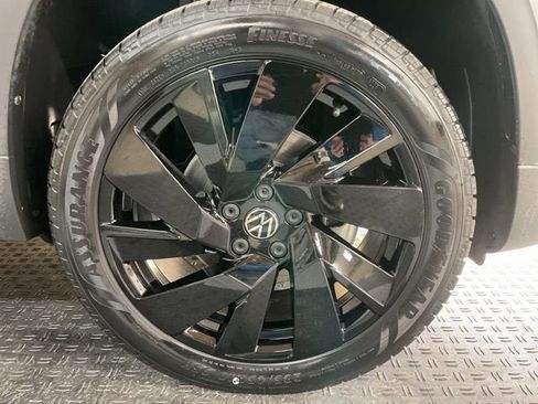 Certified 2023 Volkswagen Taos SE w/ Panoramic Sunroof Package image 3