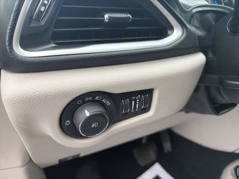 Used 2024 Chrysler Pacifica Touring-L FWD image 27