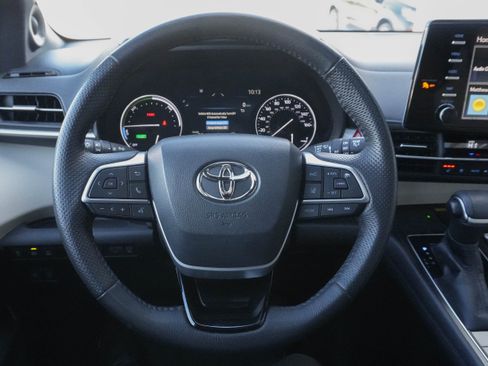 Used 2021 Toyota Sienna Limited image 14