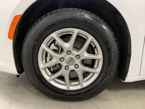 Used 2025 Chrysler Pacifica Select FWD image 2
