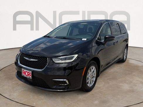 Used 2023 Chrysler Pacifica Touring-L FWD image 7