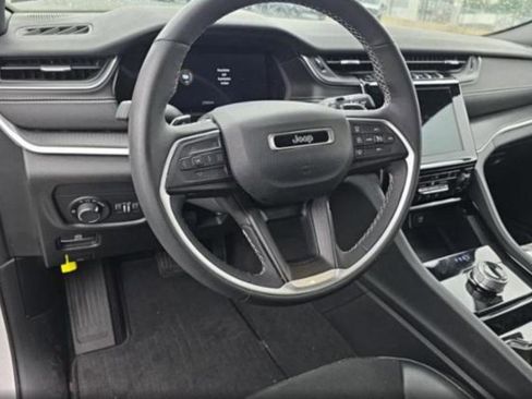 Used 2023 Jeep Grand Cherokee Altitude AWD/4WD image 5