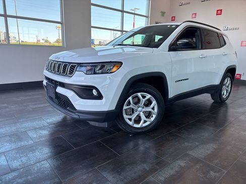 Used 2024 Jeep Compass Latitude AWD/4WD image 4