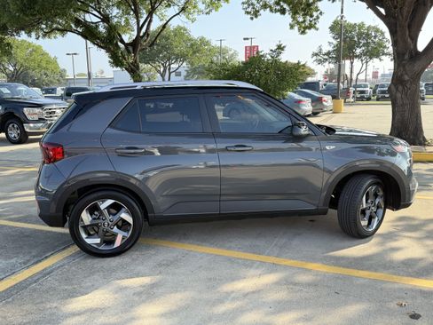 Used 2025 Hyundai Venue Limited FWD image 4