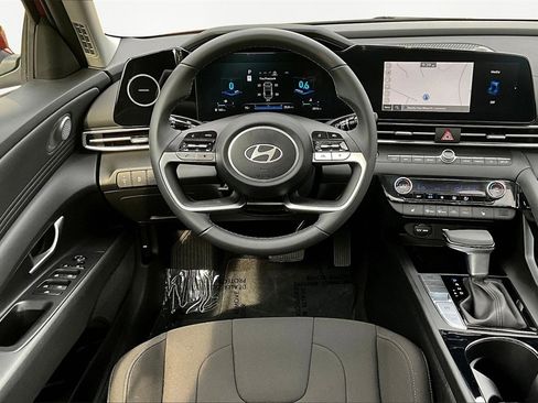Used 2025 Hyundai Elantra SEL image 5