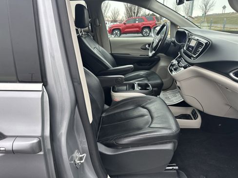 Used 2020 Chrysler Pacifica Touring-L image 32