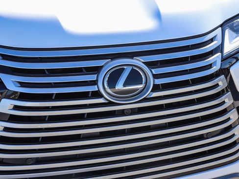 Used 2025 Lexus LX 600 4WD w/ Luxury Package image 13
