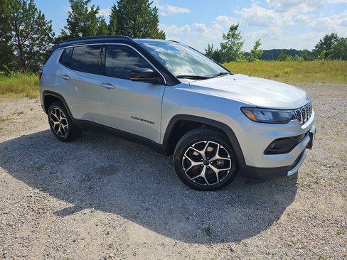 Used 2025 Jeep Compass Limited AWD/4WD image 2
