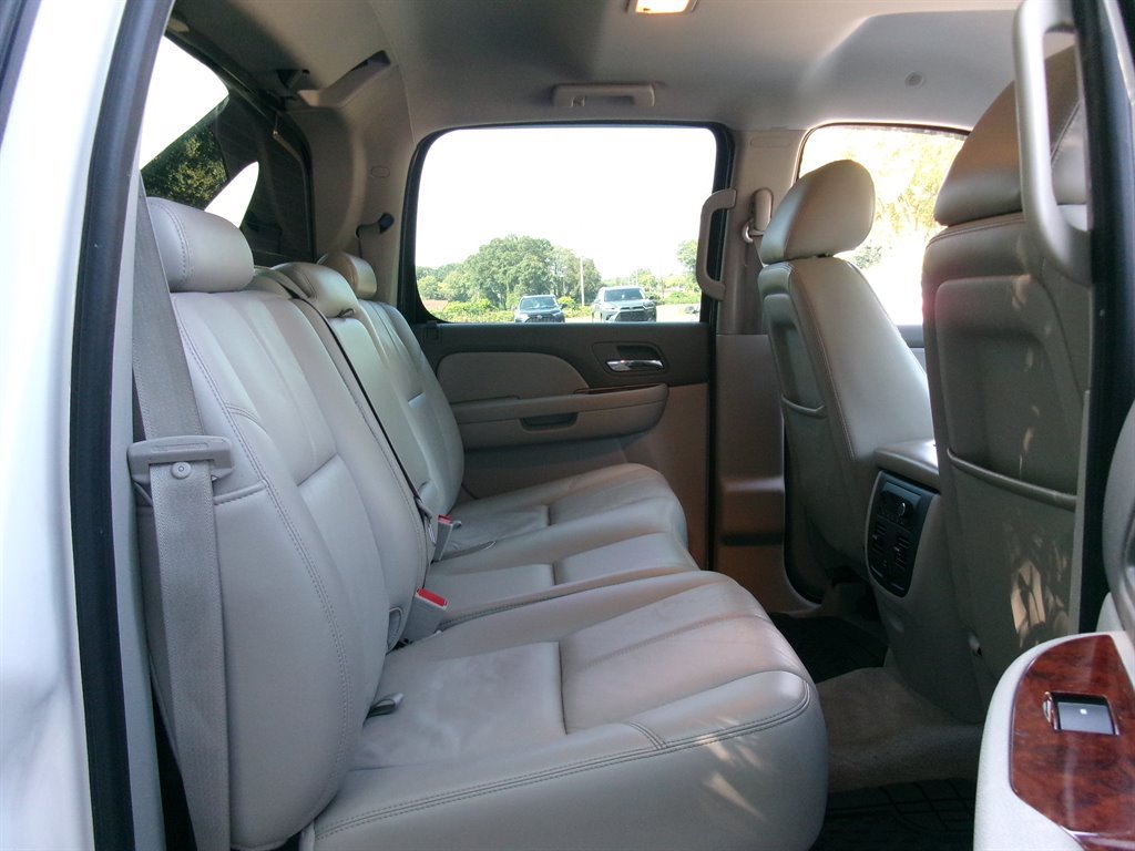Used 2011 Chevrolet Avalanche LT RWD image 31
