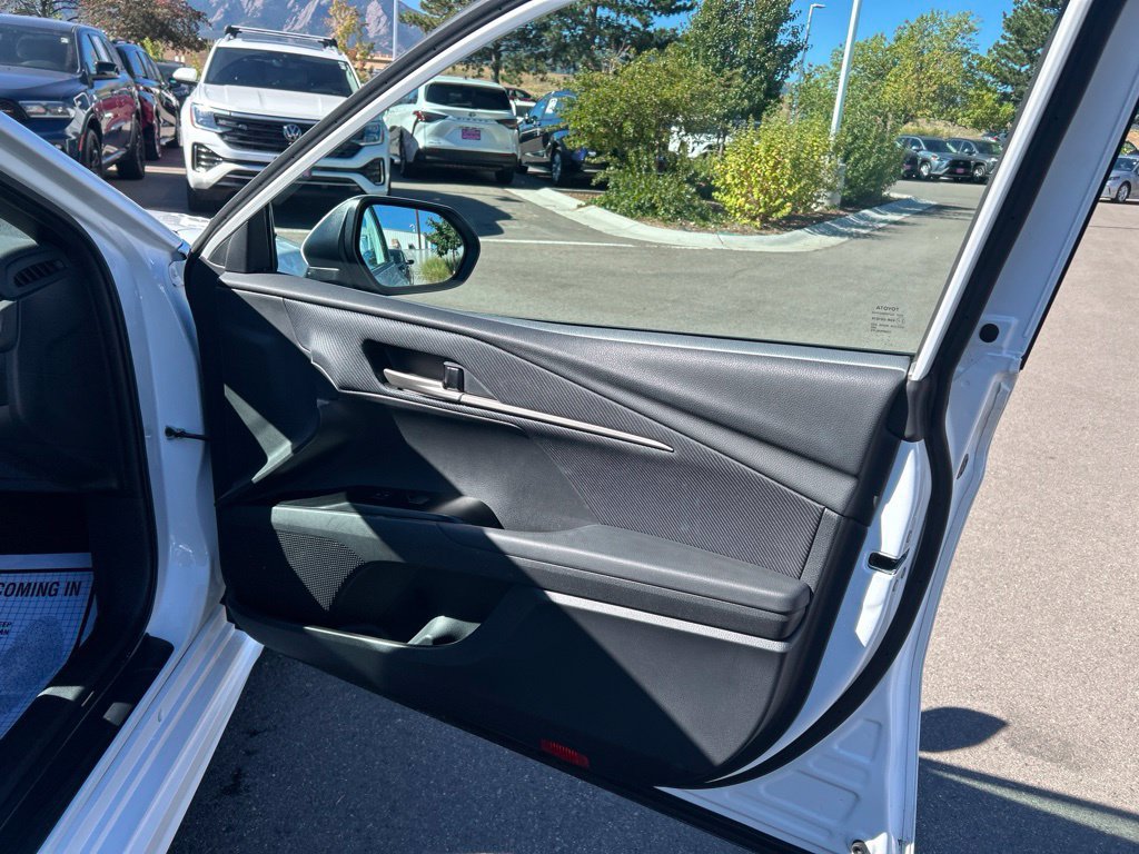 Used 2025 Toyota Camry SE FWD image 11