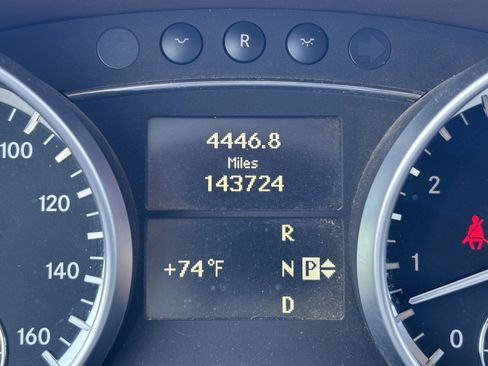 Used 2011 Mercedes-Benz GL 550 4MATIC image 7