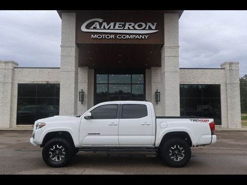 Used 2017 Toyota Tacoma TRD Sport w/ Tow Package (A/T) AWD/4WD image 1