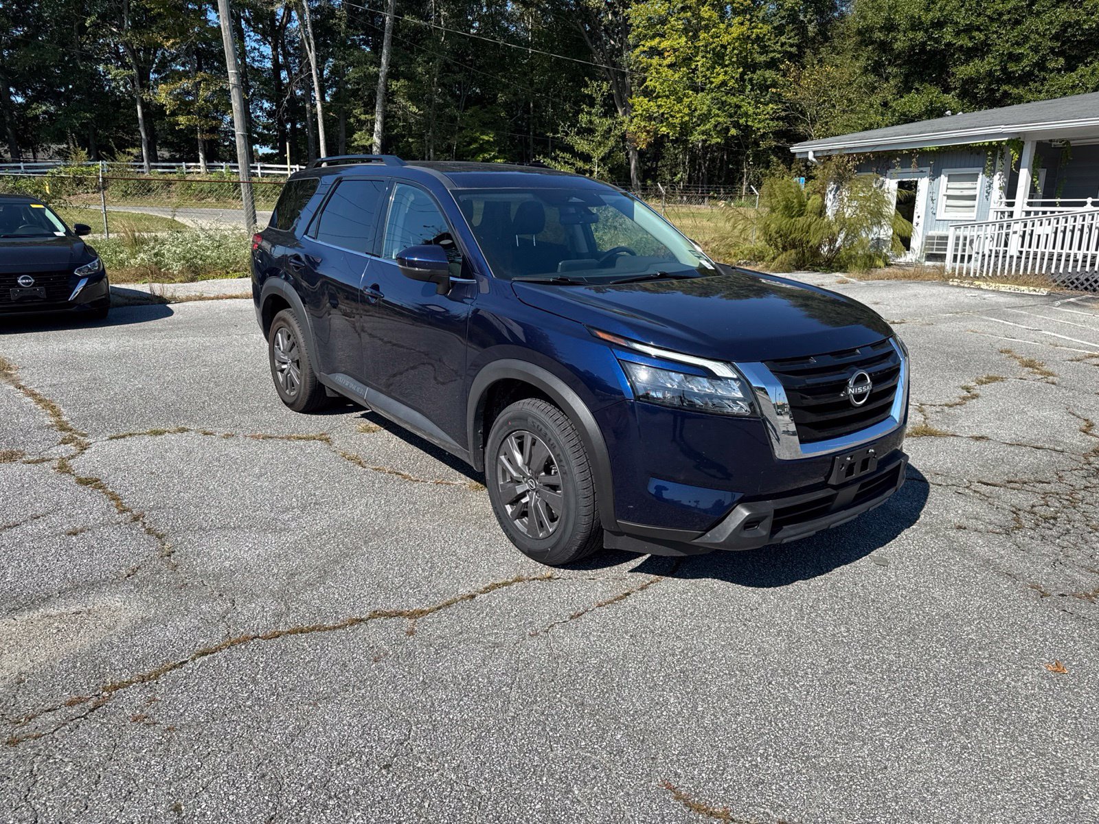 Used 2025 Nissan Pathfinder SV FWD image 7
