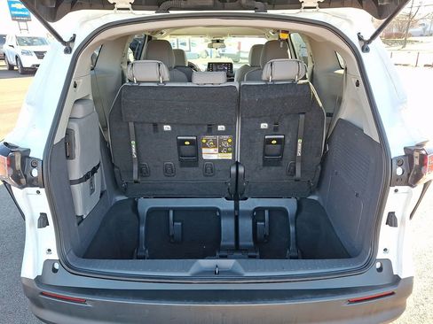 Used 2023 Toyota Sienna LE image 30