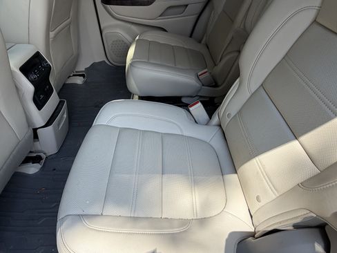 Used 2021 GMC Acadia Denali w/ Denali Technology Package FWD image 31