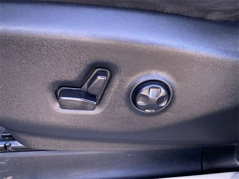 Used 2023 Chrysler Voyager LX image 21