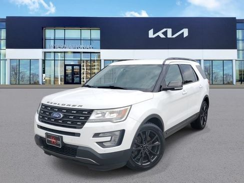 Used 2017 Ford Explorer XLT w/ Equipment Group 202A FWD image 1