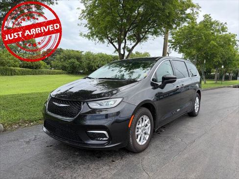 Used 2023 Chrysler Pacifica Touring-L FWD image 2