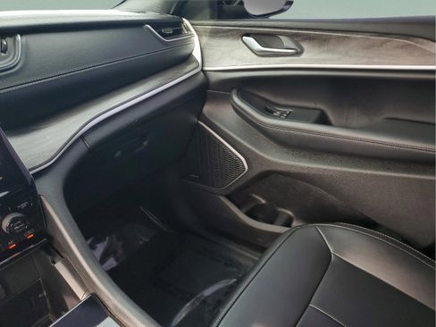 Certified 2024 Jeep Grand Cherokee Limited w/ Black Appearance Package image 19