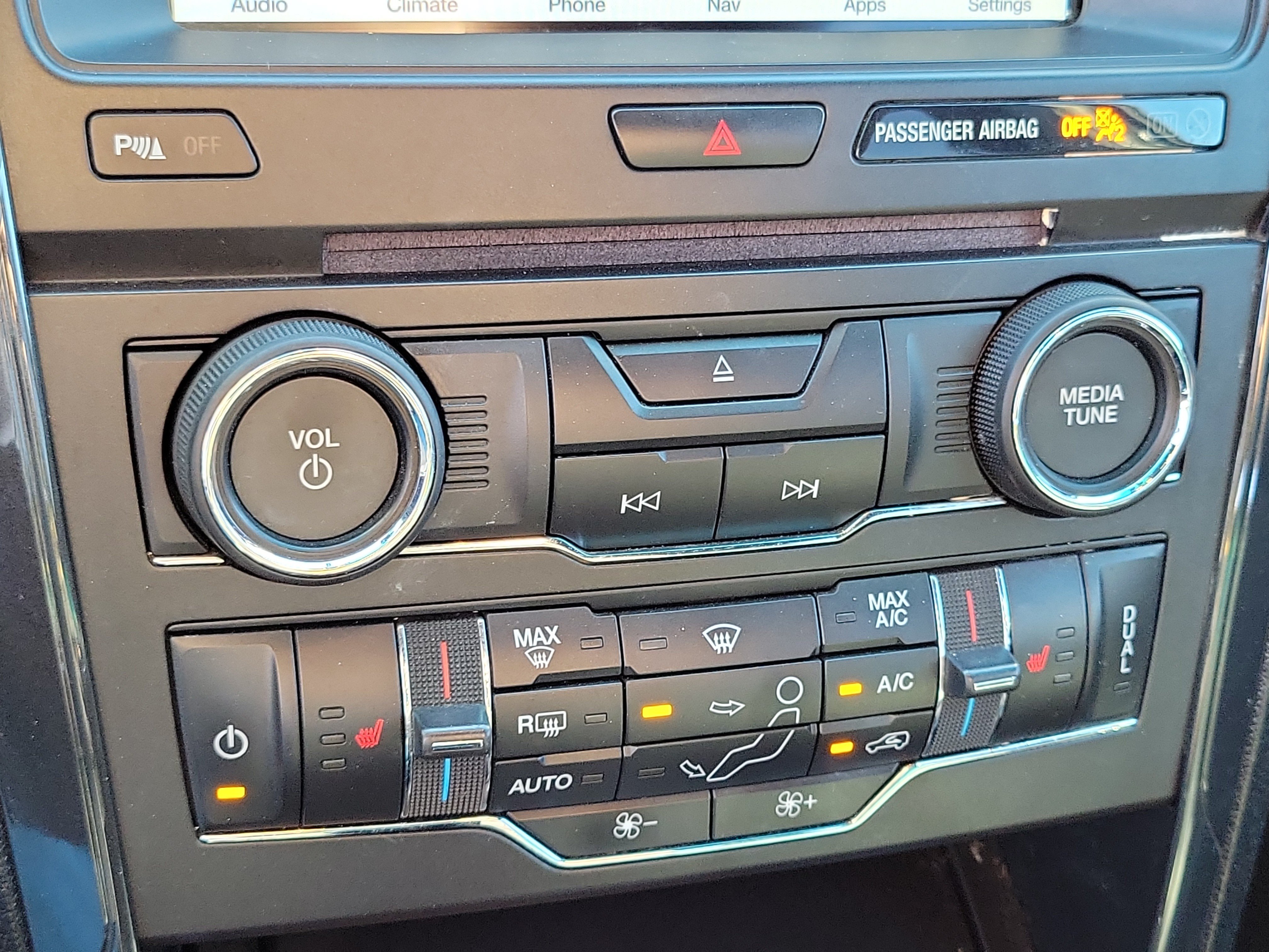Used 2017 Ford Explorer XLT w/ Equipment Group 202A FWD image 17
