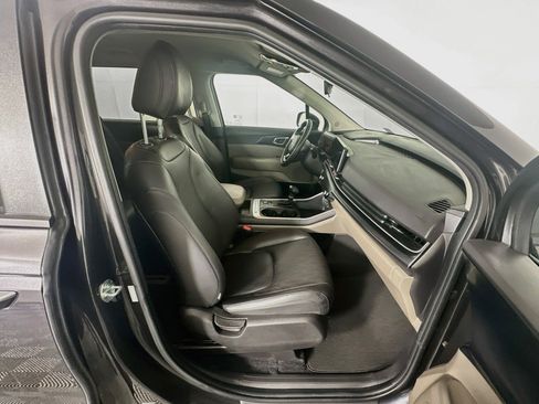 Used 2025 Kia Carnival FWD image 32