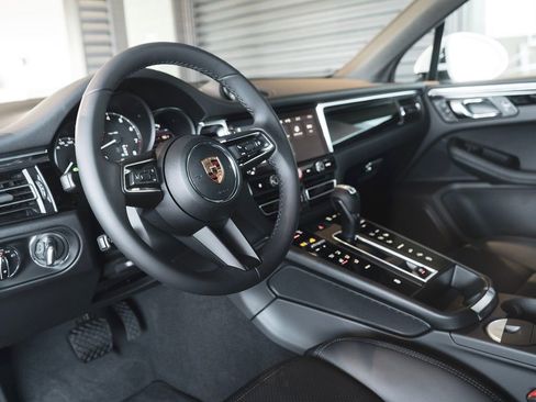 New 2026 Porsche Macan image 4