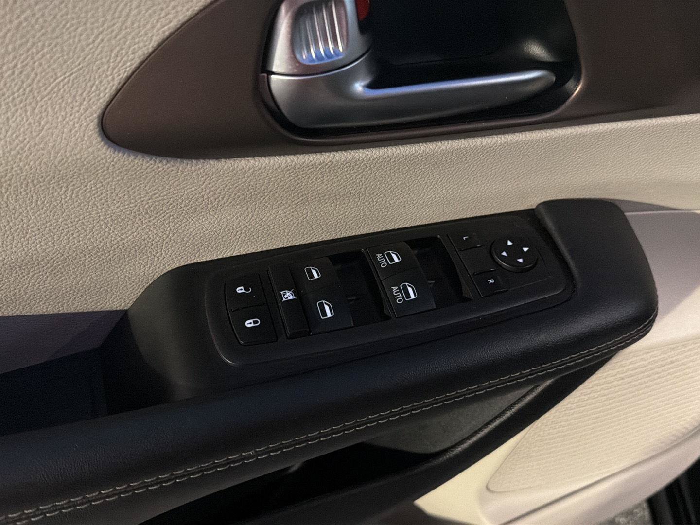 Used 2023 Chrysler Voyager LX FWD image 31