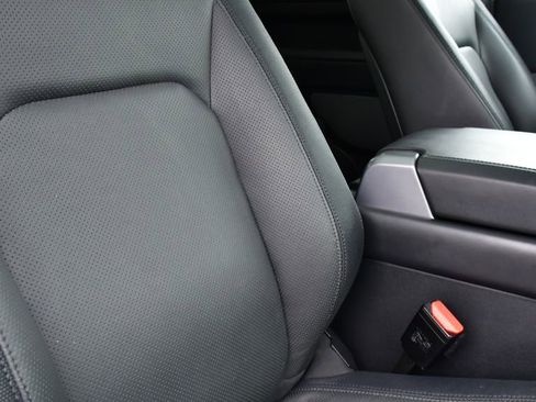 Used 2024 Land Rover Defender 90 X-Dynamic SE image 24