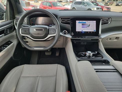 Used 2025 Jeep Wagoneer 4WD image 11