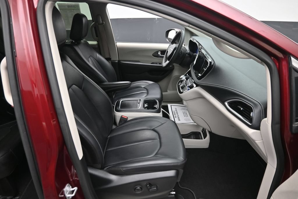Used 2023 Chrysler Pacifica Touring-L w/ Uconnect Theater Family Group AWD/4WD image 9