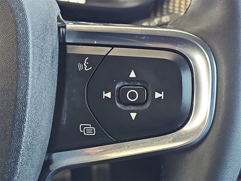 Used 2022 Volvo XC40 T5 R-Design w/ Advanced Package image 18