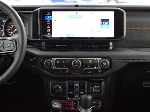 Used 2025 Jeep Gladiator Mojave w/ Convenience Group AWD/4WD image 11