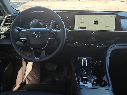 Used 2025 Toyota Crown Signia XLE image 18