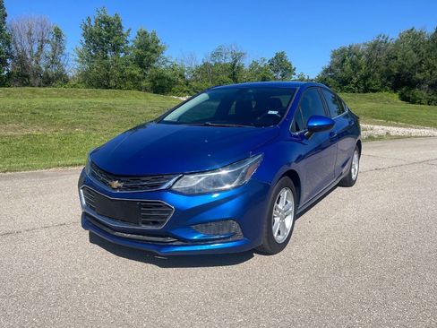 Used 2018 Chevrolet Cruze LT w/ Convenience Package FWD image 1